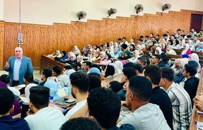 رئيس جامعة الدلتا التكنولوجية يتابع انتظام العملية التعليمية للطلاب الجدد