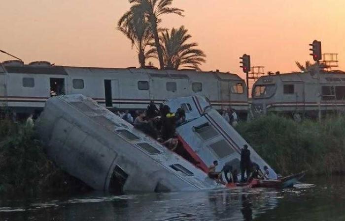 النائب العام يأمر بالتحقيق فى واقعة تصادم قطارين بمحافظة المنيا